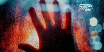 Una mano en la ventana