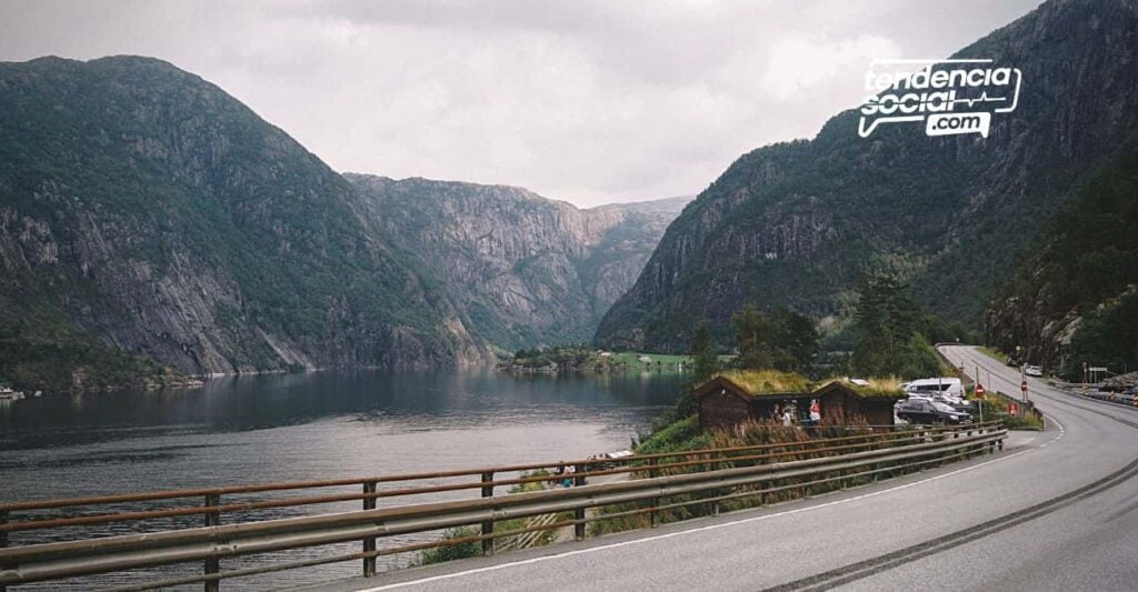 Un lago y carretera salir de viaje puente festivo en mayo