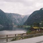 Un lago y carretera salir de viaje puente festivo en mayo