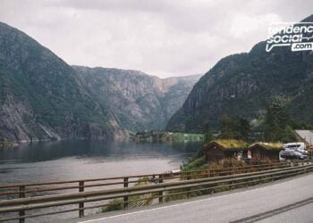 Un lago y carretera salir de viaje puente festivo en mayo