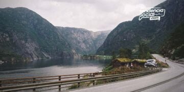 Un lago y carretera salir de viaje puente festivo en mayo