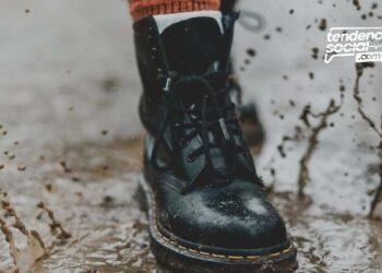 Un pie de una persona en el charco.