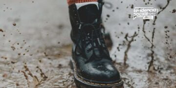 Un pie de una persona en el charco.