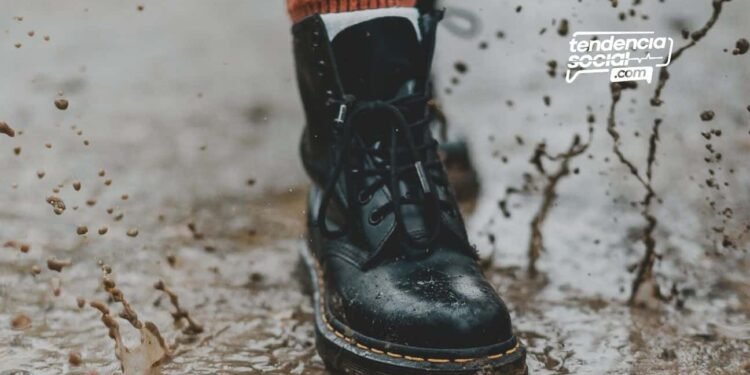 Un pie de una persona en el charco.