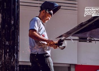 Una persona trabajando en construcción.