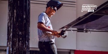 Una persona trabajando en construcción.