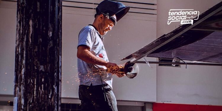 Una persona trabajando en construcción.