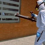 Una persona de salud de Bogotá limpiando las calles por infección del coronavirus.