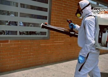 Una persona de salud de Bogotá limpiando las calles por infección del coronavirus.