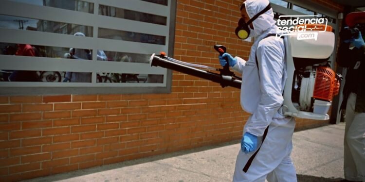 Una persona de salud de Bogotá limpiando las calles por infección del coronavirus.