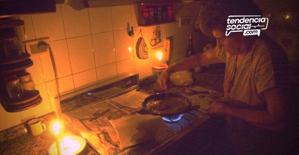 Una mujer en la cocina sin luz con una vela corte de luz en soacha por mantenimiento