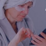 Una mujer mayor de edad mirando el celular.