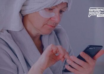 Una mujer mayor de edad mirando el celular.