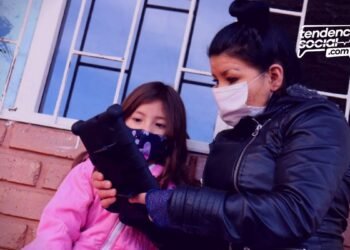 Una niña y una señora están viendo su tableta educativa