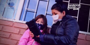 Una niña y una señora están viendo su tableta educativa