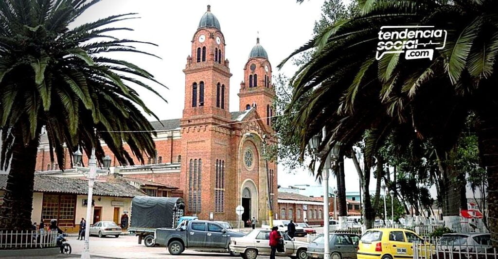 Parque principal de Mosquera y su iglesia