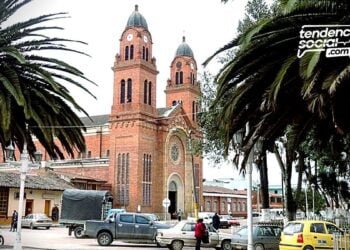 Parque principal de Mosquera y su iglesia