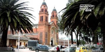 Parque principal de Mosquera y su iglesia