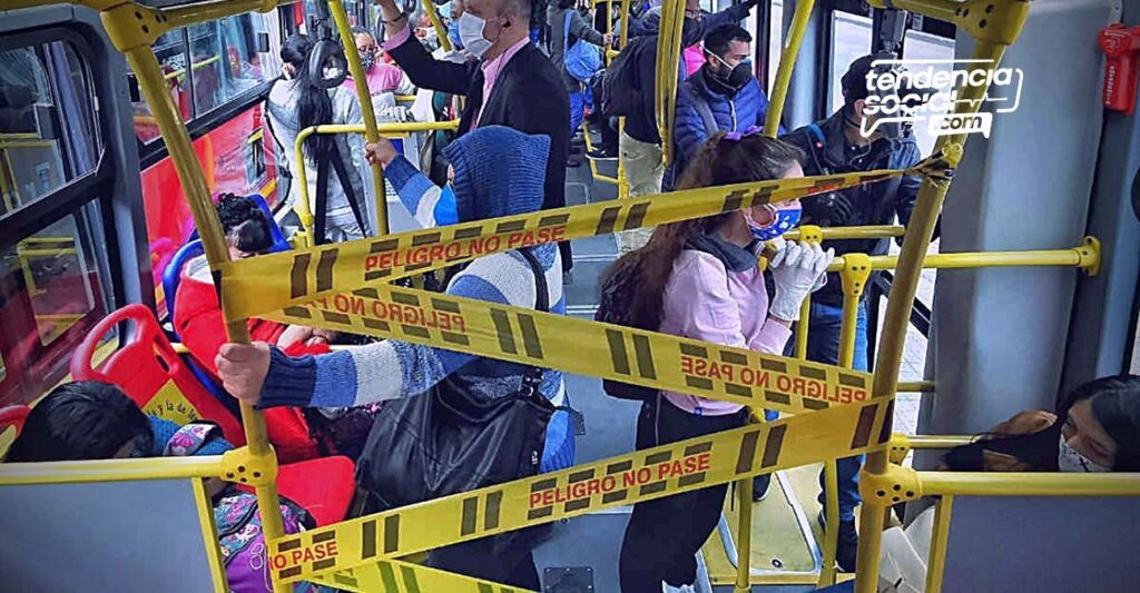 Personas en el Transmilenio Soacha