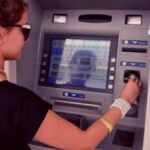 Una mujer en un cajero de dinero