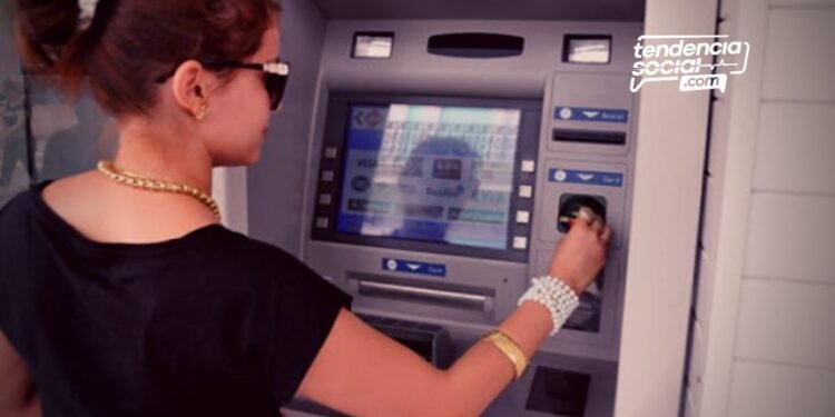 Una mujer en un cajero de dinero