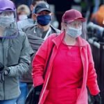 Dos mujeres caminando con tapabocas durante la cuarentena