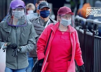 Dos mujeres caminando con tapabocas durante la cuarentena