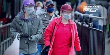 Dos mujeres caminando con tapabocas durante la cuarentena