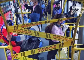 Personas en el Transmilenio Soacha