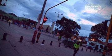 Calle principal del municipio de Soacha en el parque cerca a la iglesia durante el pico y género toque de queda.