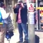 Vendedor ambulante deja que se prueben tapabocas