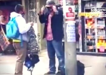 Vendedor ambulante deja que se prueben tapabocas