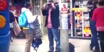 Vendedor ambulante deja que se prueben tapabocas