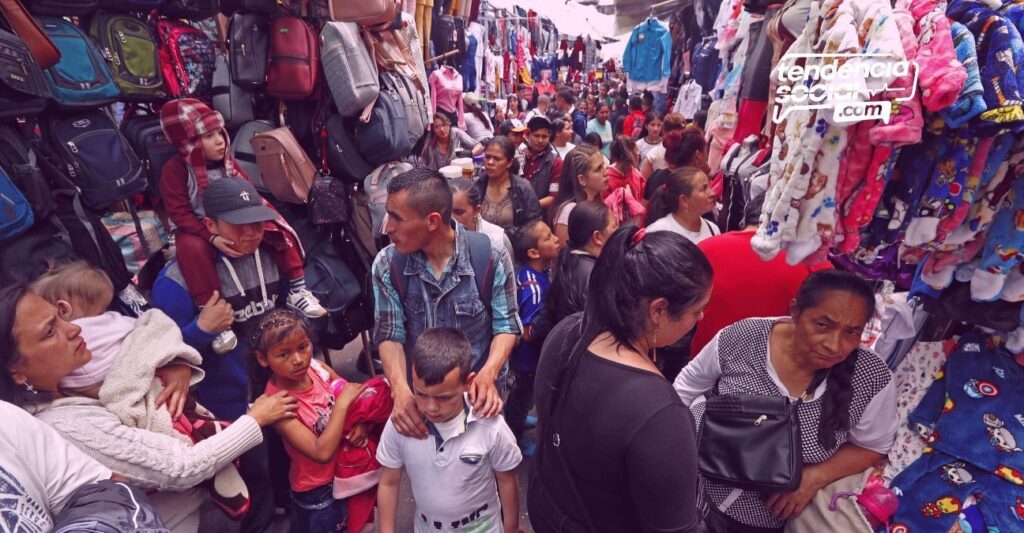 comercio y vendedores ambulantes en la calle 13 de Soacha, personas venden productos y la gente esta pasando por el corredor.