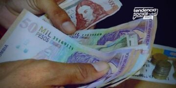 Dinero, billetes colombianos.