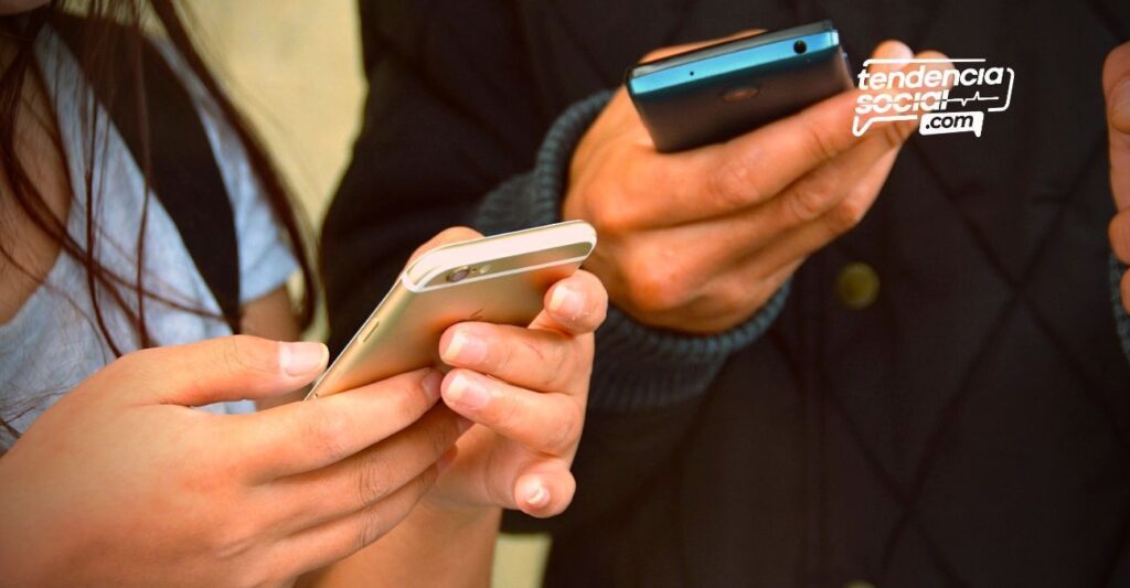 Dos personas textiando y mirando el celualar ayuda soacha mensajes falsos para reclamar ayuda