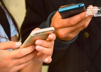 Dos personas textiando y mirando el celualar ayuda soacha mensajes falsos para reclamar ayuda