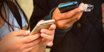 Dos personas textiando y mirando el celualar ayuda soacha mensajes falsos para reclamar ayuda