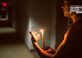 Un hombre esta con una vela en su casa en Soacha por cortes de luz