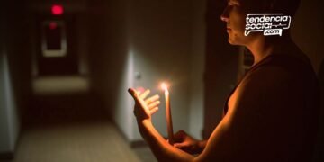 Un hombre esta con una vela en su casa en Soacha por cortes de luz
