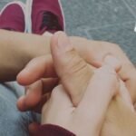 Dos personas agarrados de la mano durante la cuarentena en el parque de Soacha