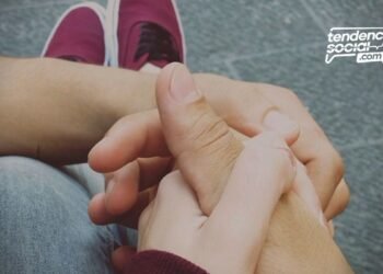 Dos personas agarrados de la mano durante la cuarentena en el parque de Soacha