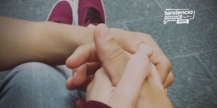 Dos personas agarrados de la mano durante la cuarentena en el parque de Soacha