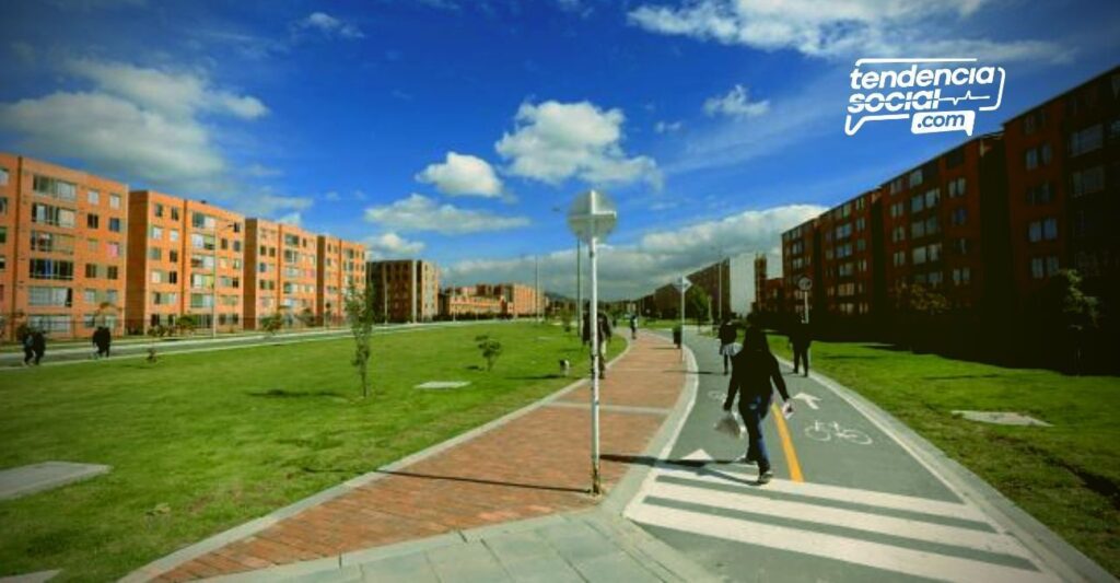 Una mujer caminando por ciudad verde en Soacha no hay toque de queda