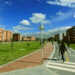 Una mujer caminando por ciudad verde en Soacha no hay toque de queda