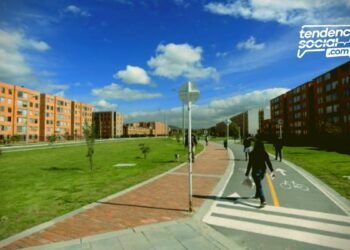 Una mujer caminando por ciudad verde en Soacha no hay toque de queda