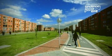 Una mujer caminando por ciudad verde en Soacha no hay toque de queda