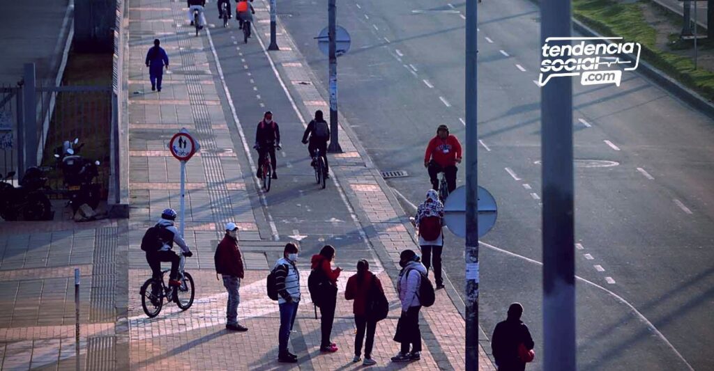 Personas en las principales calles, toque de queda en Soacha