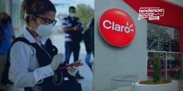Una mujer mirando su celular publicidad Claro Colombia