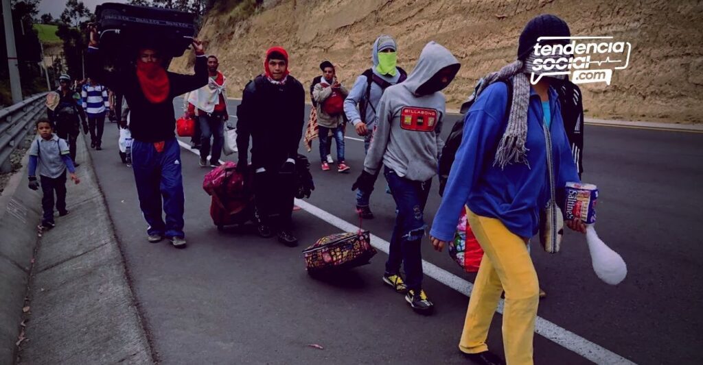 ¿Qué hacer si eres venezolano y quieres regresar a tu país?Venezolanos caminando por las calles de vuelta a su país.